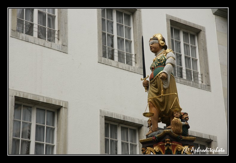 30 Statue de la fontaine de la Justice